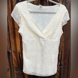 Studio Y, Y2K era women’s v neck, short sleeved cream colored shirt.